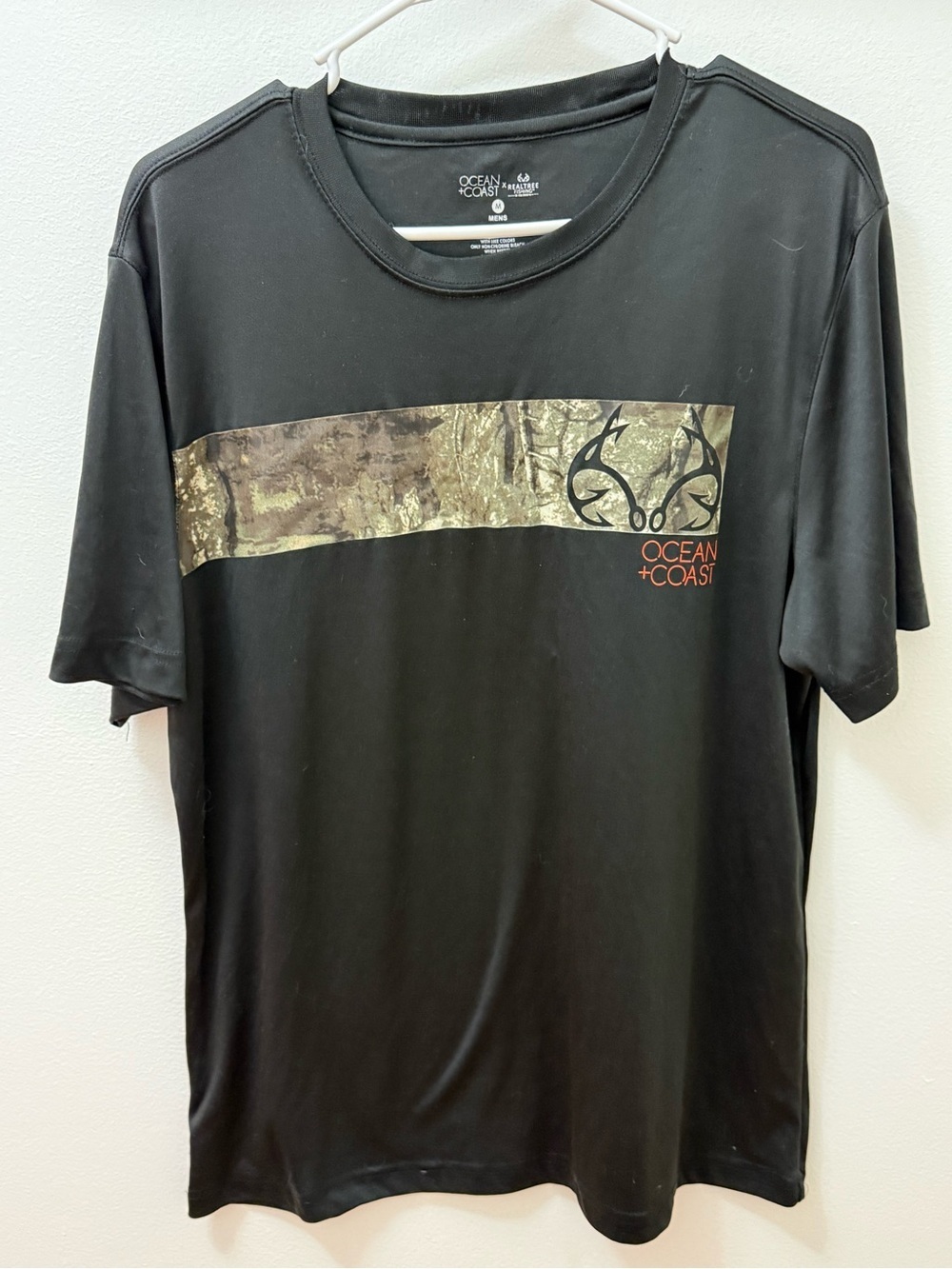 Ocean + coast Realtree fishing Men’s Black Short-Sleeve Graphic Tee size medium